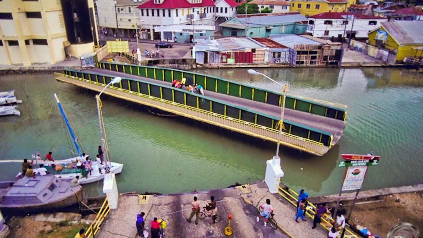 Built in the early 19th century and later reconstructed, the bridge is famous for its manually operated swinging mechanism, which allows boats to pass through the waterway.