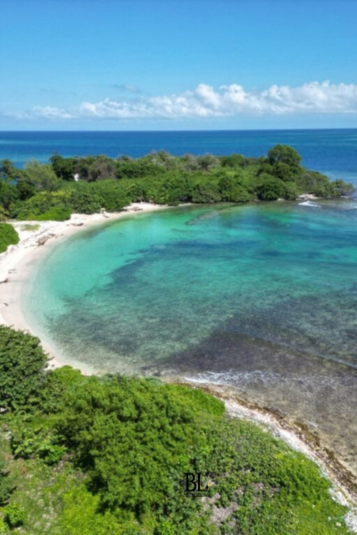 The area is ideal for snorkeling, diving, fishing, boating and simply enjoying the peace and beauty of the Caribbean. With their remote location and limited development, the Sapodilla Cayes are perfect for adventurous travelers looking to experience Belize's natural beauty at its most authentic.