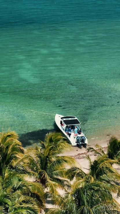 The village is surrounded by natural beauty. The Caribbean Sea lies to the east, while the Placencia Lagoon and Maya Mountains provide a spectacular backdrop to the west. Visitors can spend their days swimming, snorkeling, diving, fishing, kayaking, or simply relaxing on the beach.