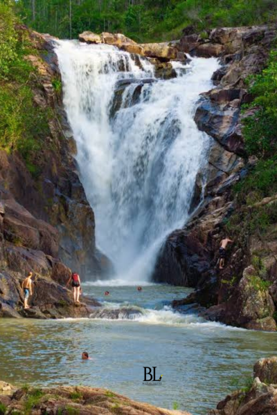 Big Rock Falls offers a completely different experience, surrounded by pine-covered hills, granite formations, and the wild beauty of the country's interior. It is an ideal stop for nature lovers, photographers